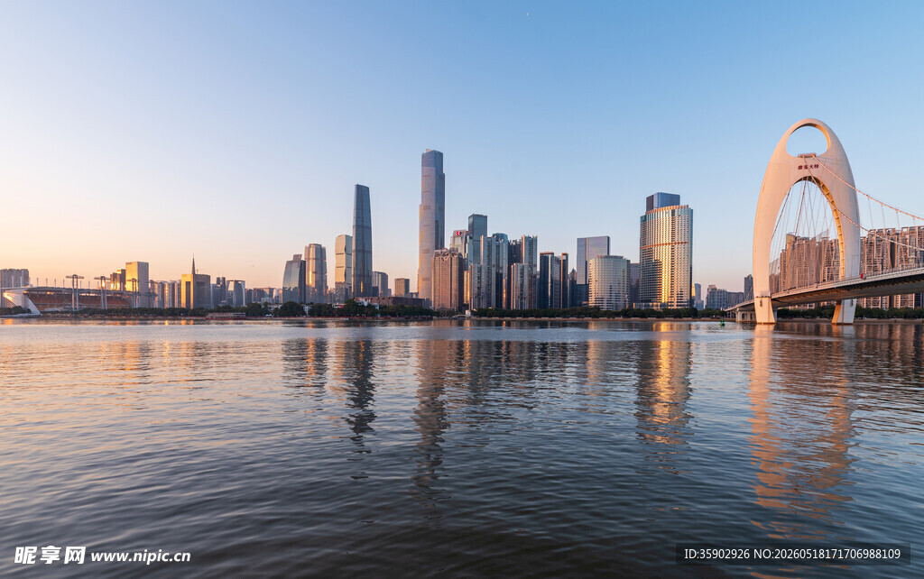 城市河畔的壮丽天际线景观