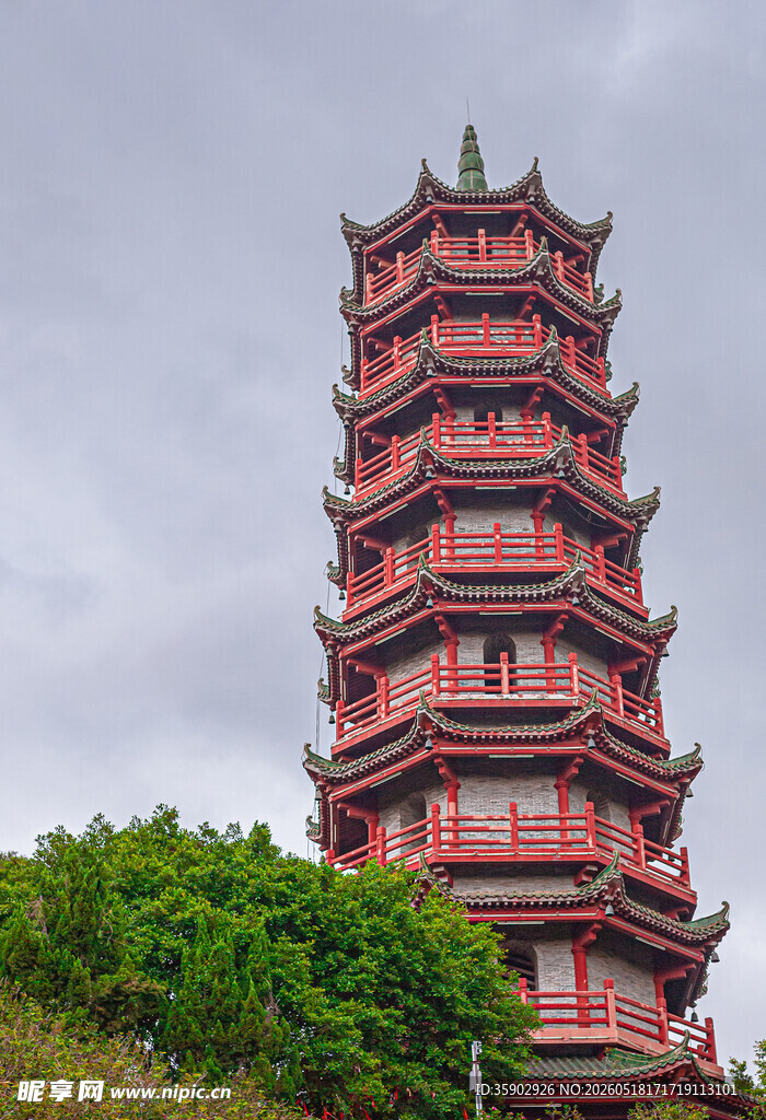 红色古塔矗立绿树之上
