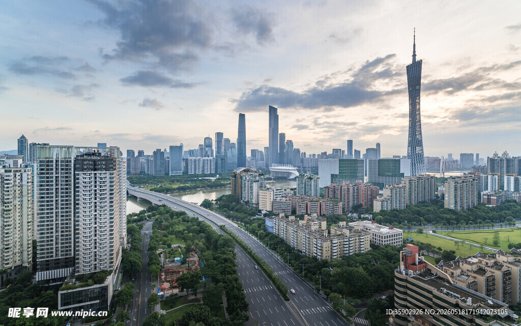 城市天际线与道路景观