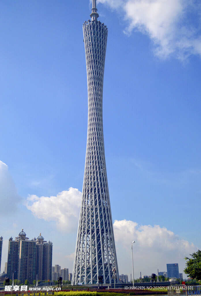 广州塔蓝天映衬下的地标建筑