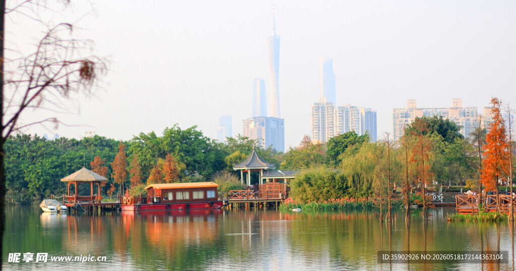 湖畔秋景中的中式船只与建筑