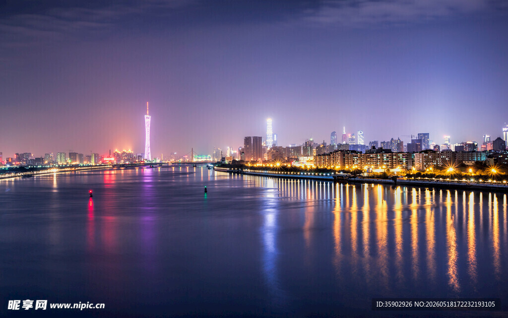城市河畔夜景璀璨灯光