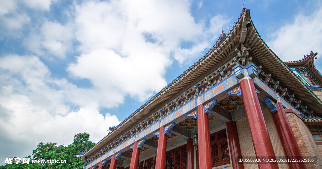 中式古建筑屋檐与红柱