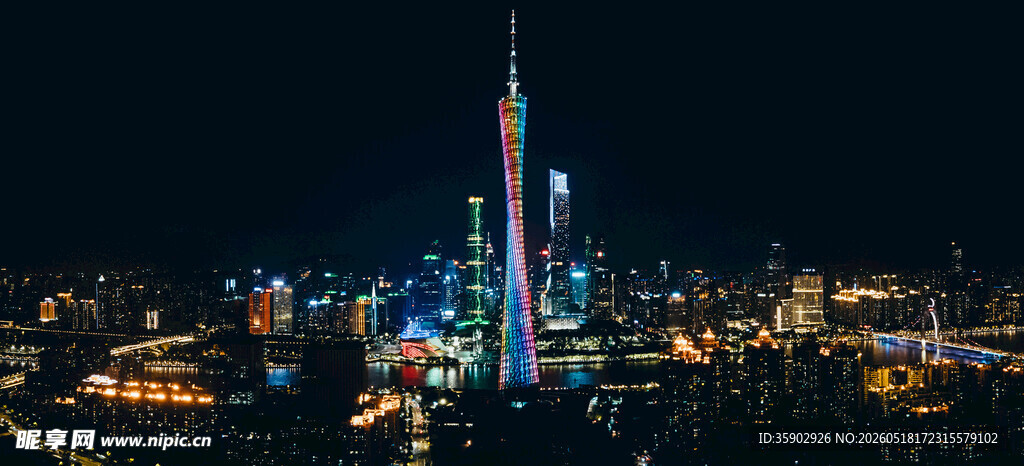 城市夜景中的璀璨高塔