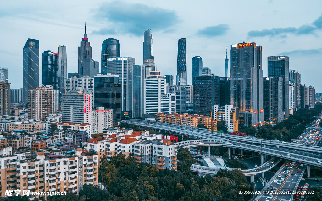 城市天际线与高架桥景观