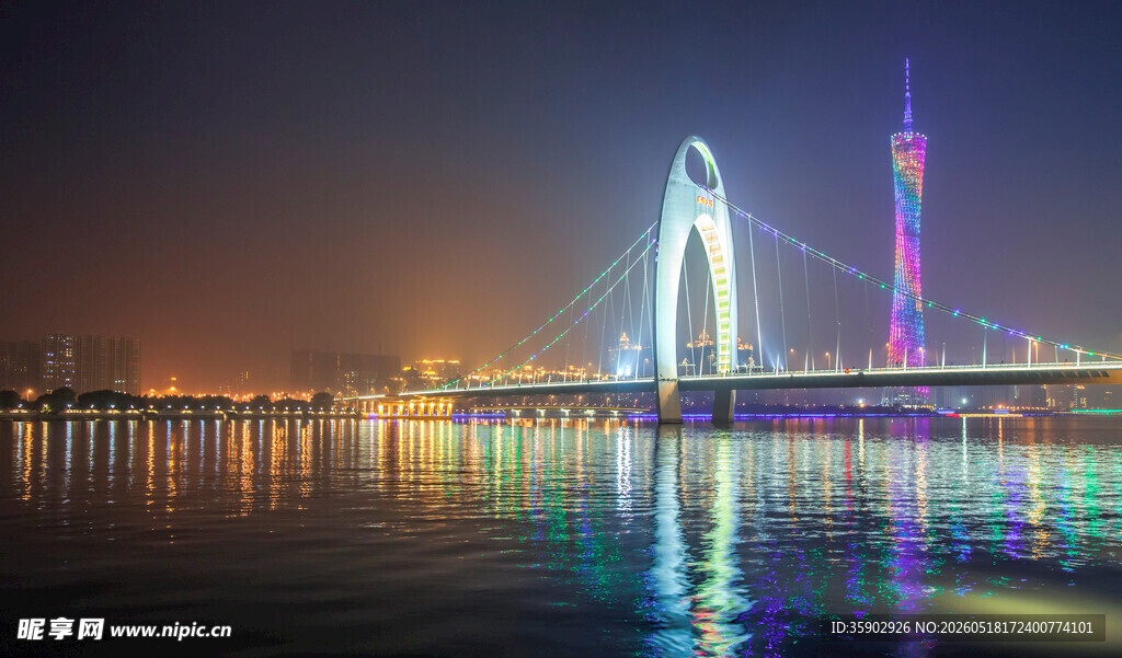 璀璨夜景下的城市桥梁