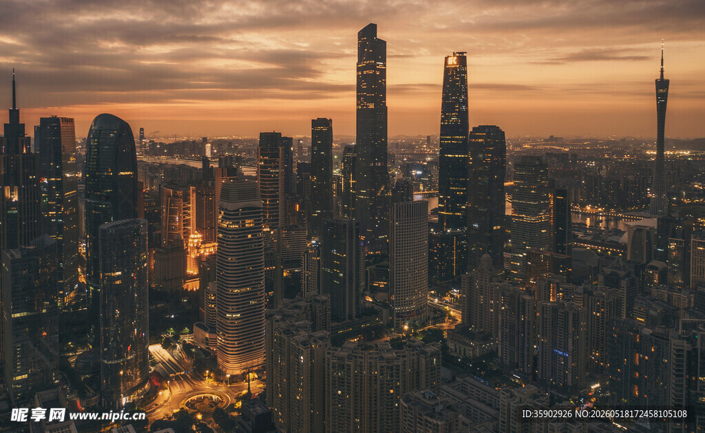 黄昏下的繁华都市天际线