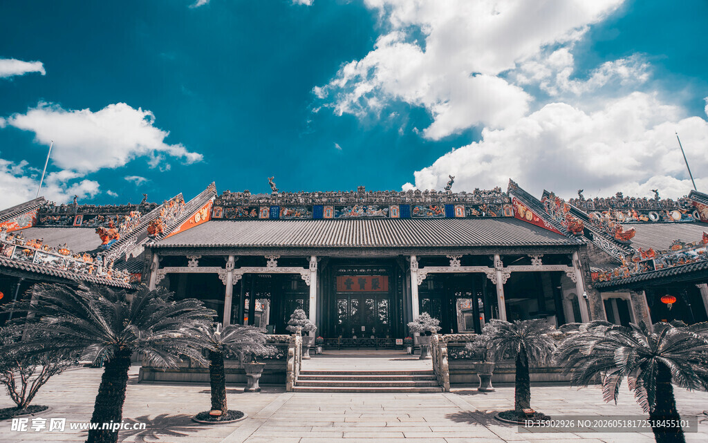 中式古建筑前的开阔场景