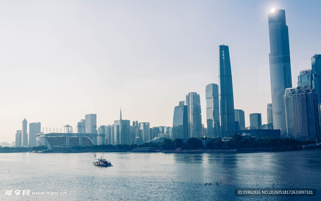 城市天际线与水域景观