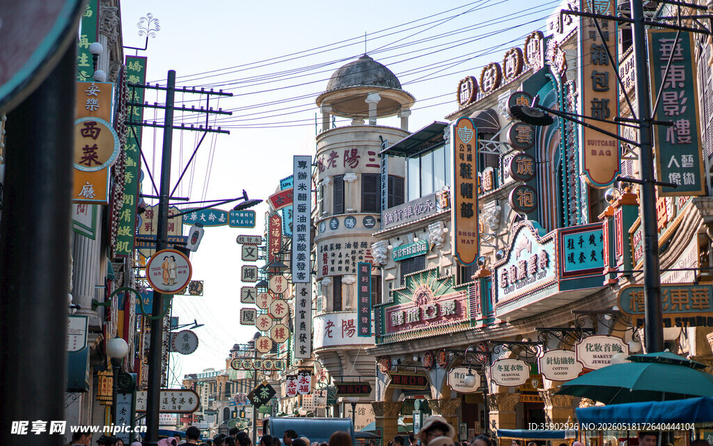热闹多彩的城市街道景象