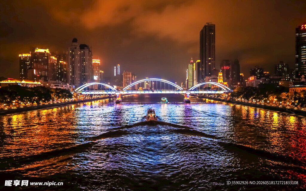 城市夜景中的璀璨桥梁