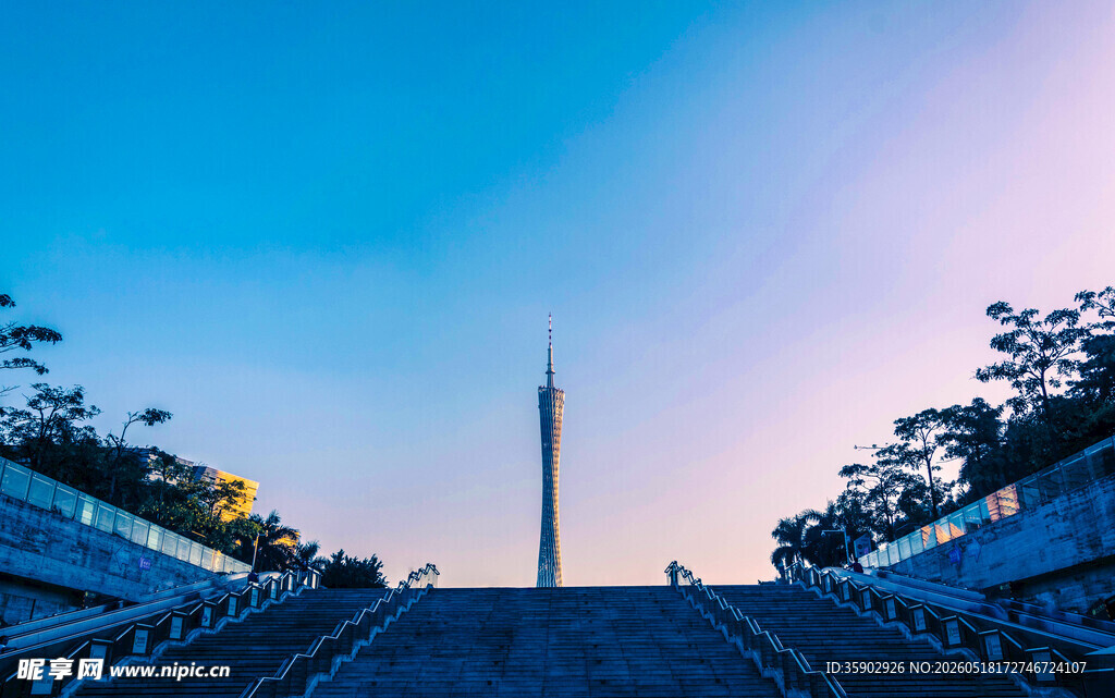 城市天际线与远处高塔景观