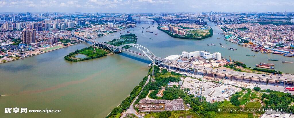 城市河畔风光俯瞰图