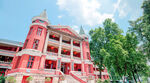 红色古典建筑与葱郁绿树