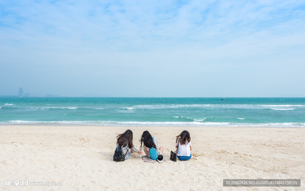 四人坐沙滩赏辽阔海景