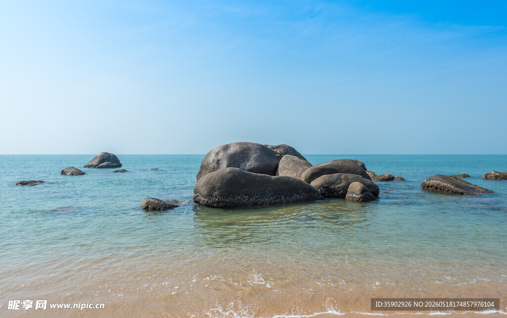 海边礁石碧海蓝天美景