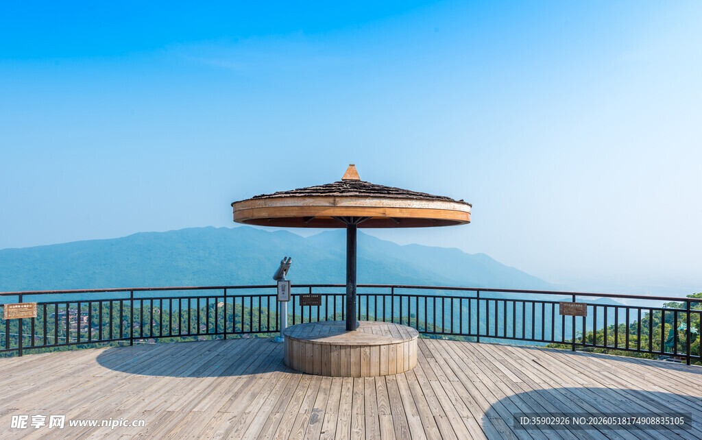 海边观景台的遮阳伞