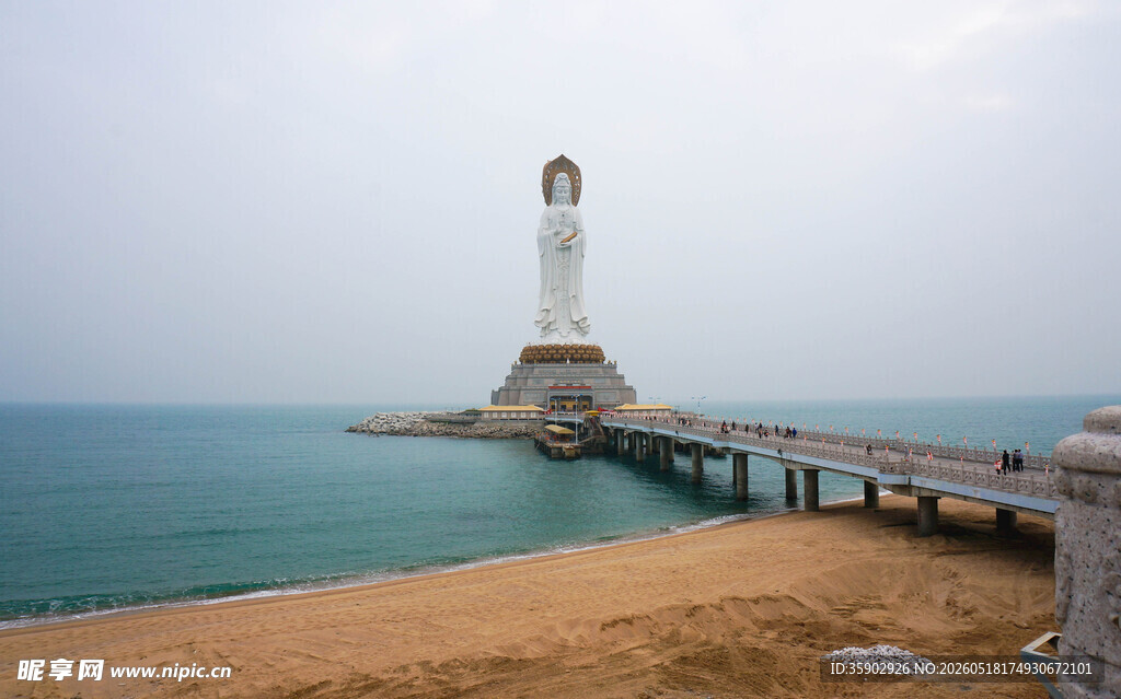 海边灯塔与栈桥风景