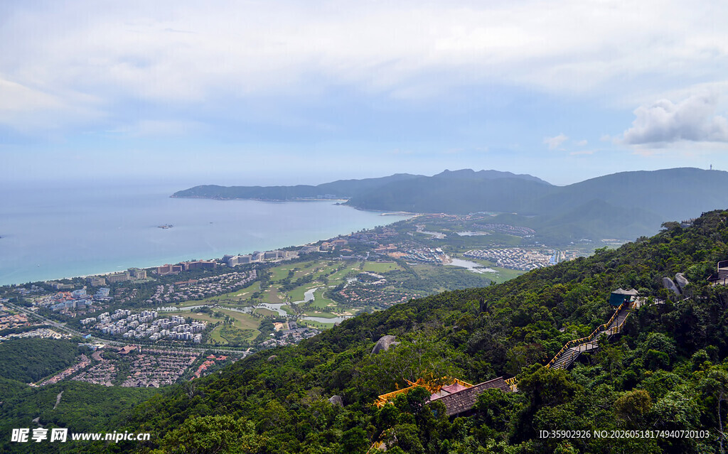 俯瞰山海相依的美丽景致