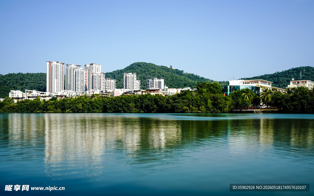 湖畔高楼倒影宁静美景