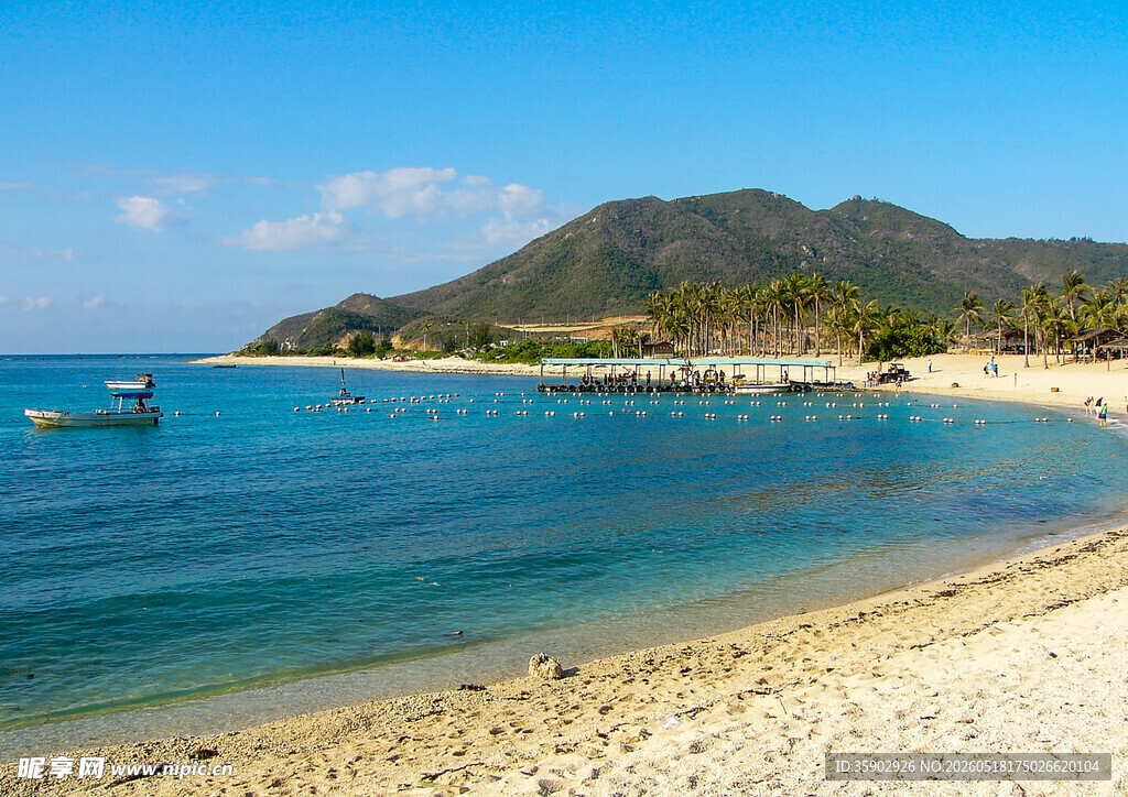 美丽海滨沙滩与远山美景