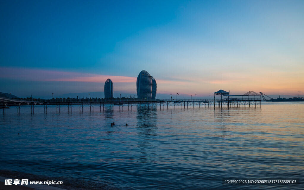 海滨城市黄昏美景