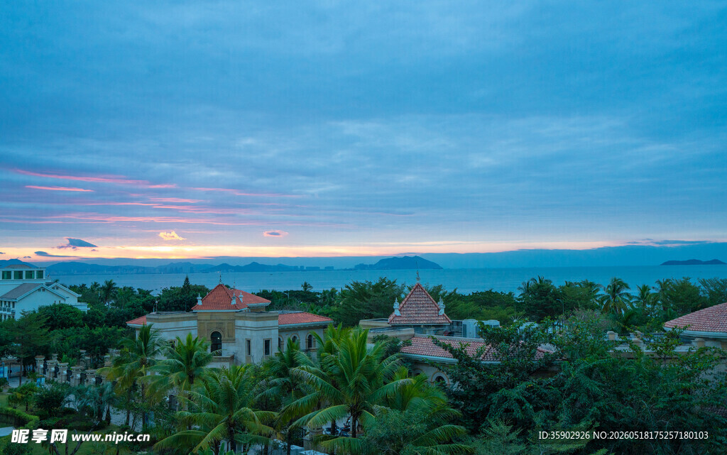 黄昏下的城市与绿树景观