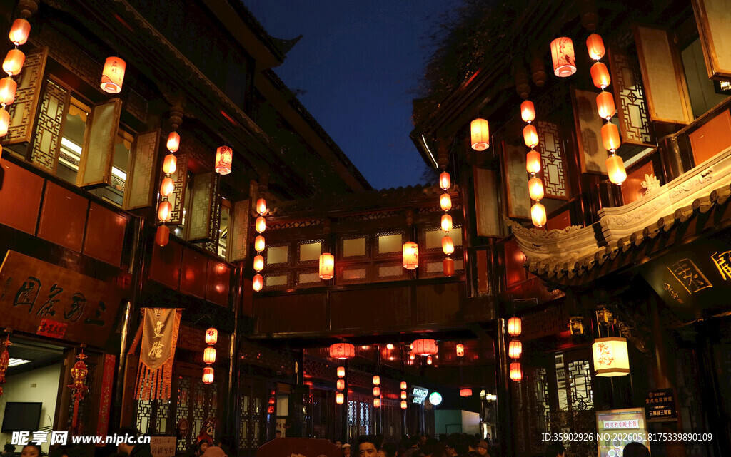 古街夜景灯笼璀璨