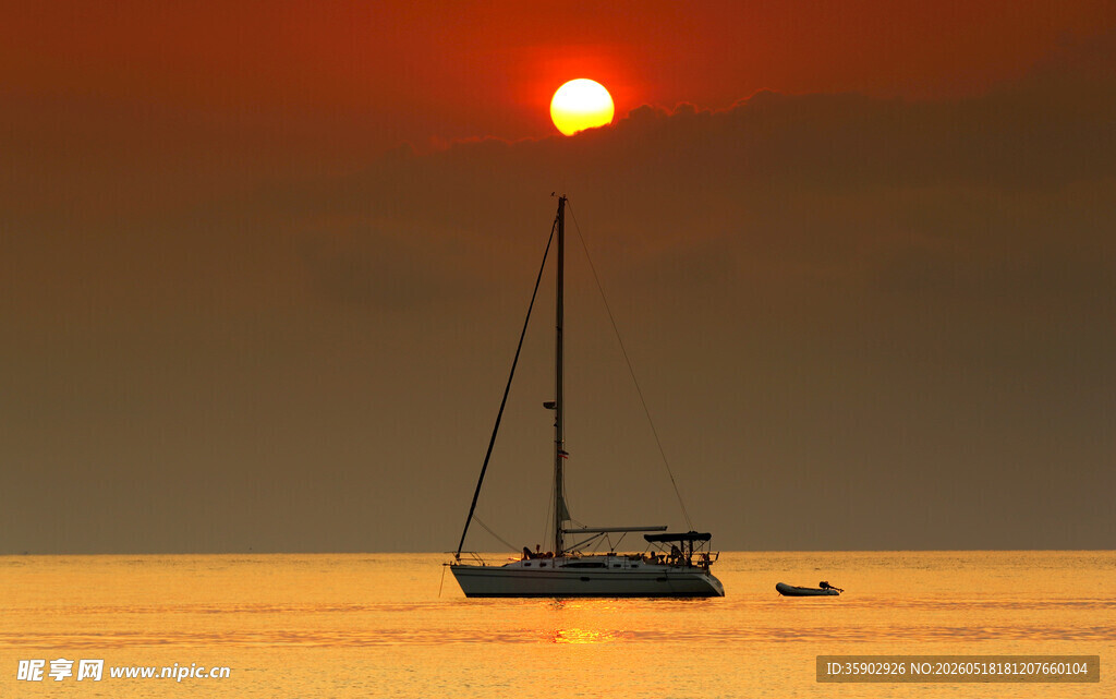 海上落日下的孤独帆船
