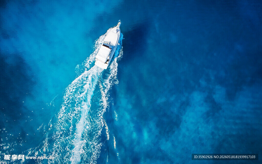 海上快艇破浪前行