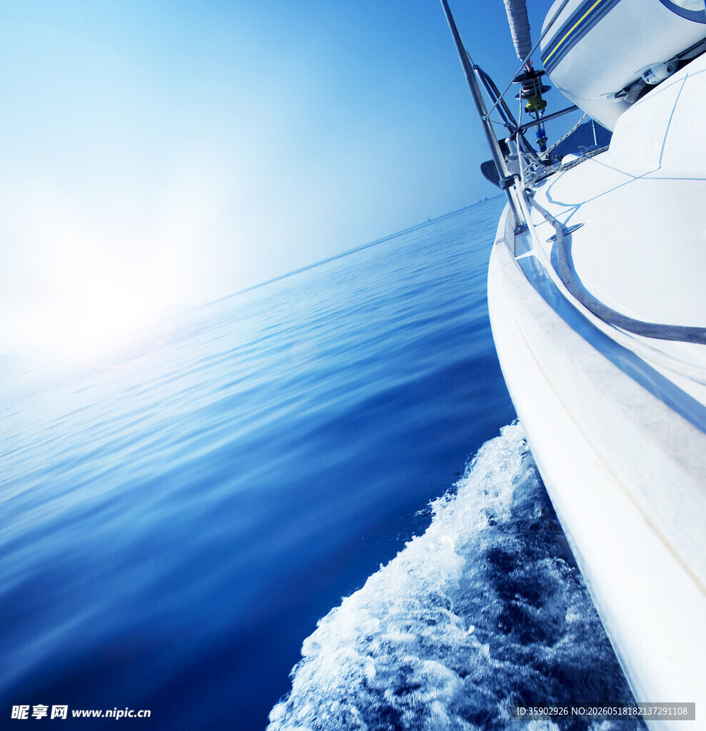 航行在蔚蓝大海的船只