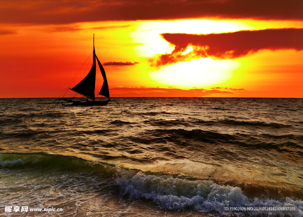 夕阳下的海上帆船