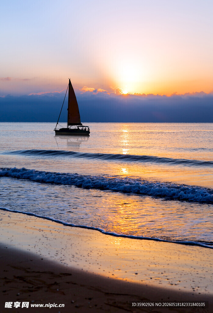 海边日落时的帆船美景