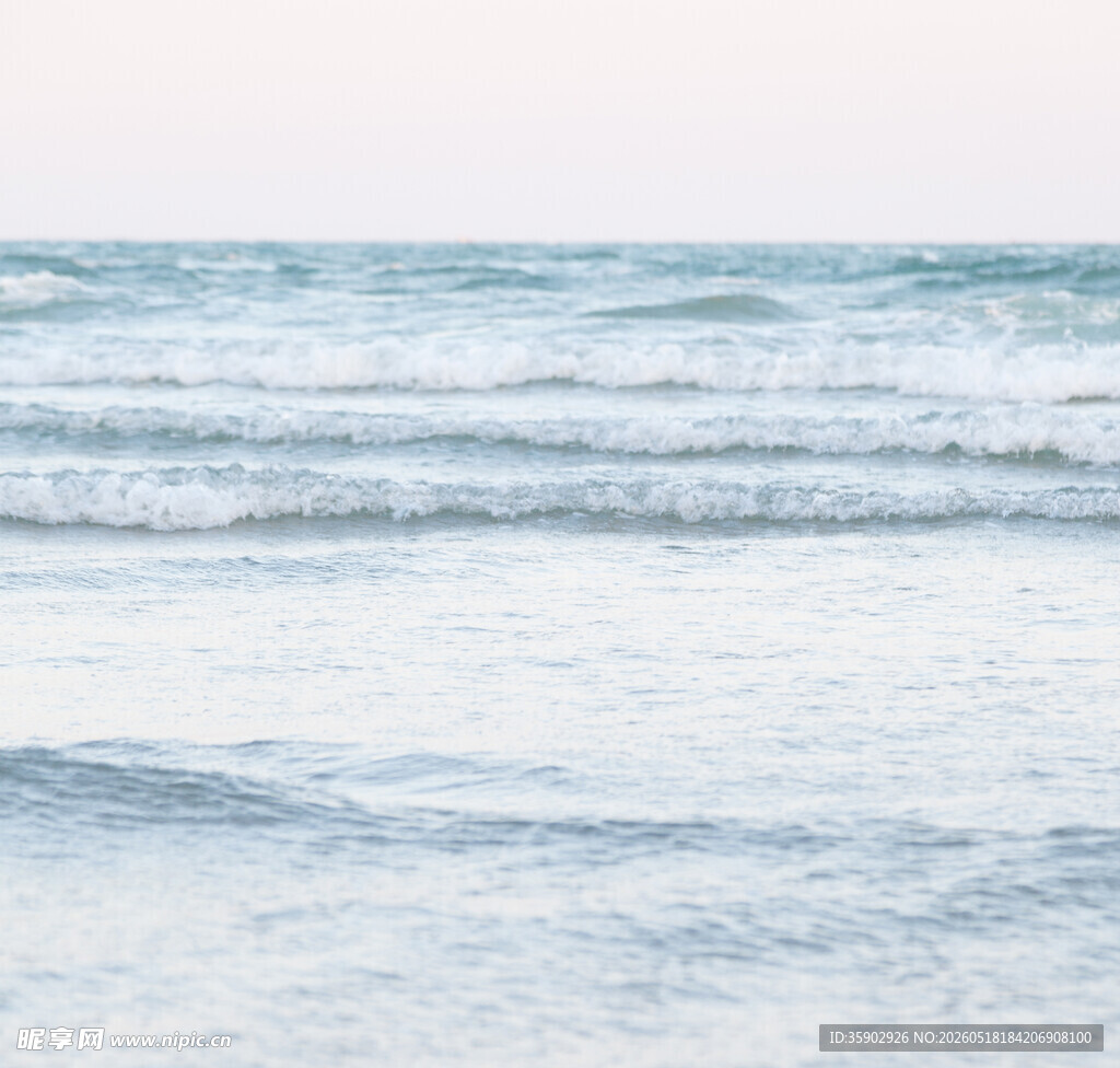 海浪轻拍的宁静海岸线