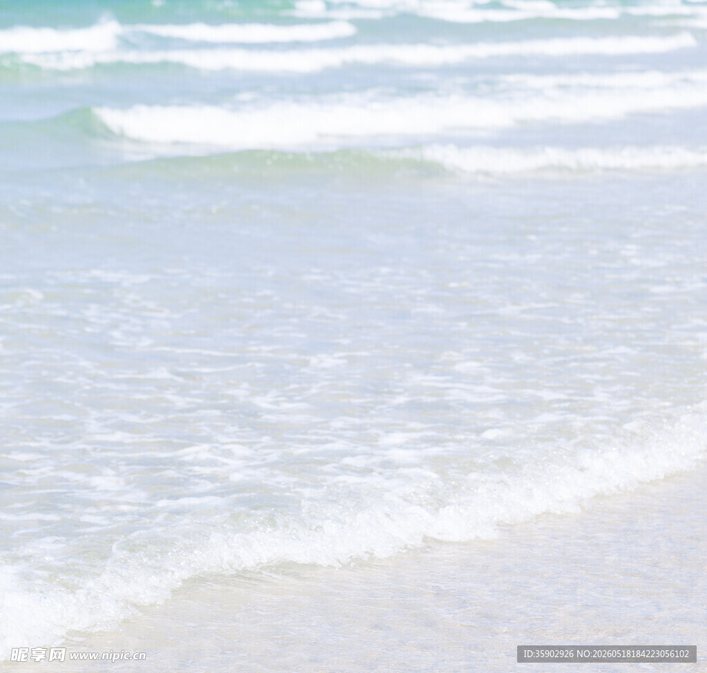 海边轻柔海浪拍打沙滩