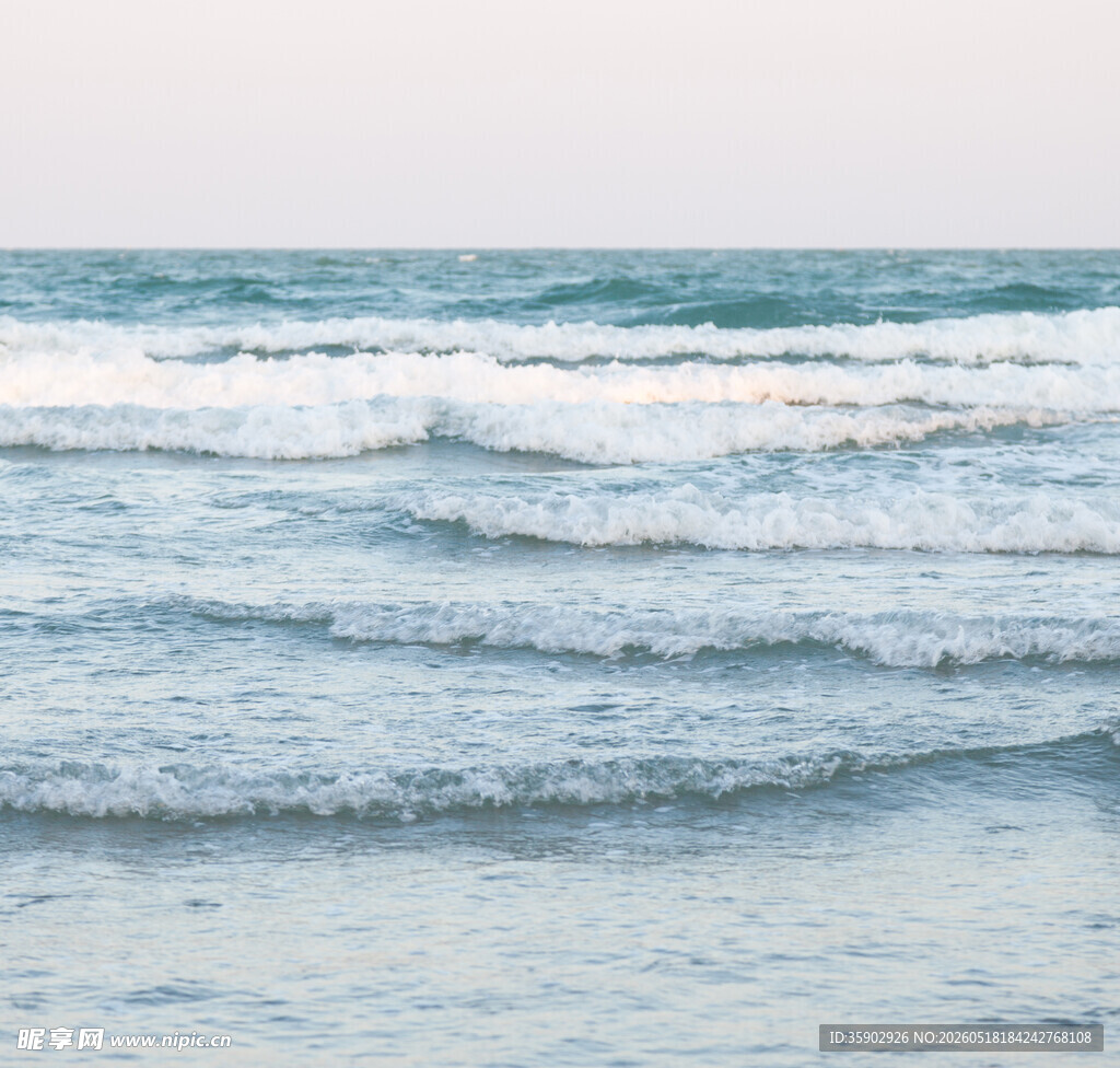 海浪轻涌的美丽海滨景象