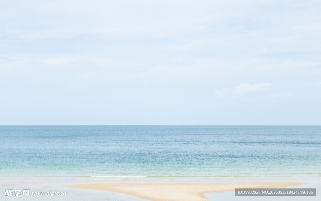 宁静海滩淡蓝海洋风光