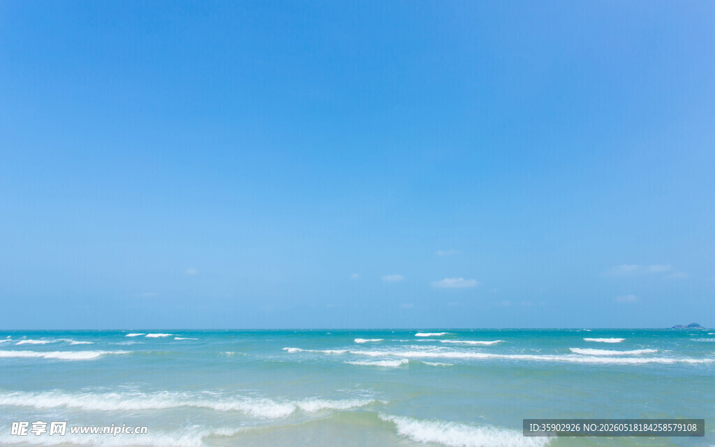 碧海蓝天的美丽海滨景色