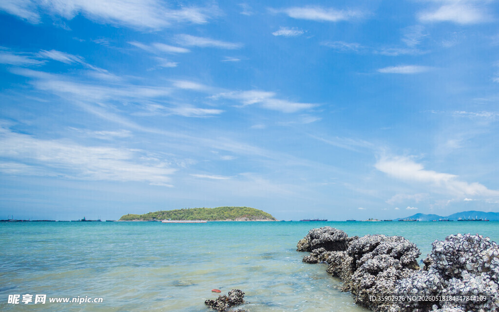 碧海蓝天中的礁石与小岛