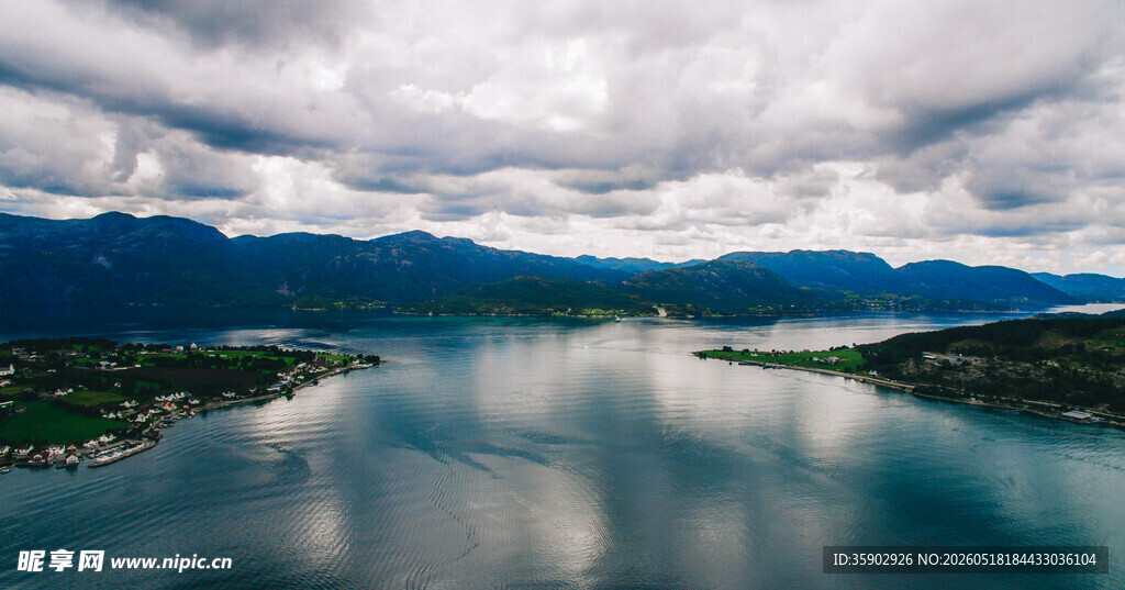 宁静湖景与远处山峦