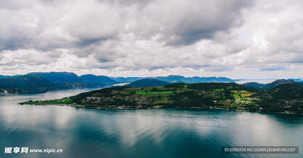 宁静湖景与远山云海