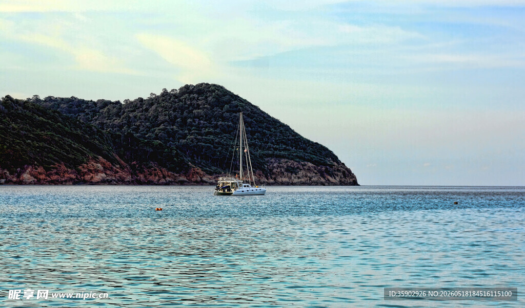 海上孤帆伴青山美景