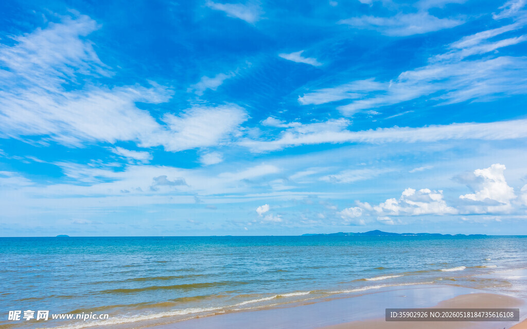 碧海蓝天的美丽海滨风光