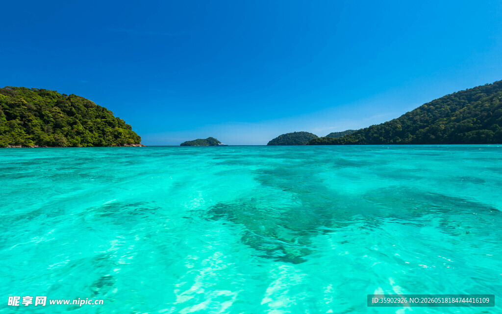 清澈碧蓝的美丽海岛海域