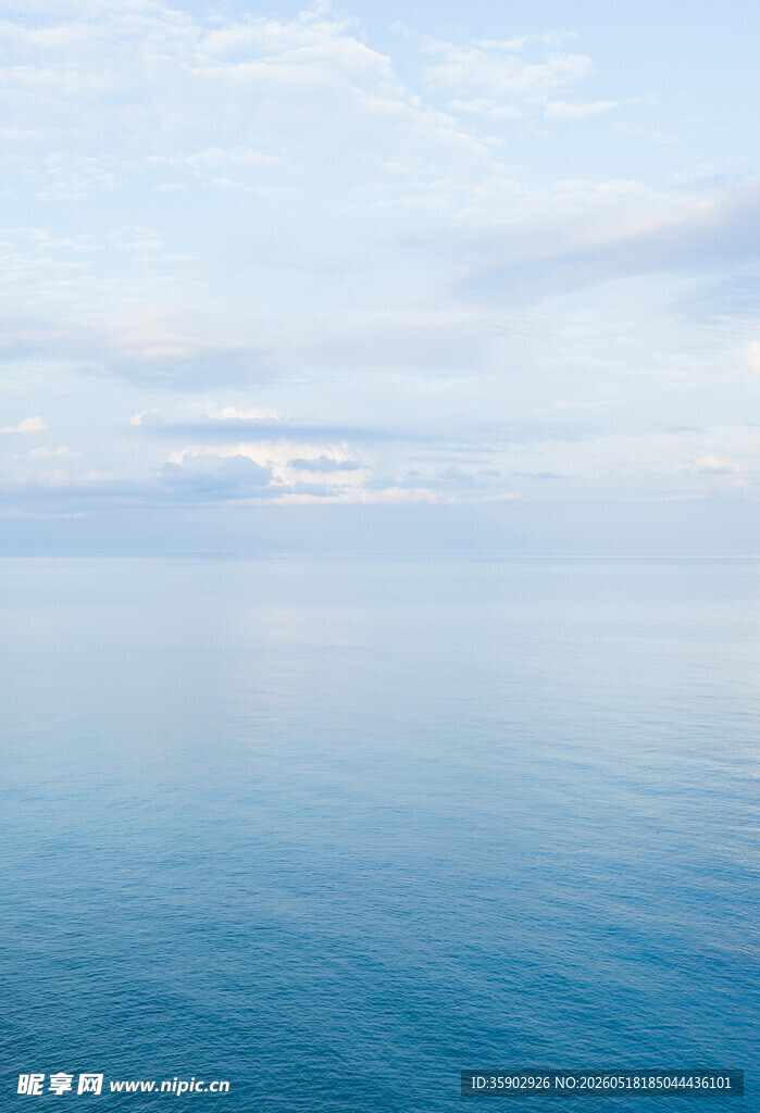 广阔海面与天空的美丽景致