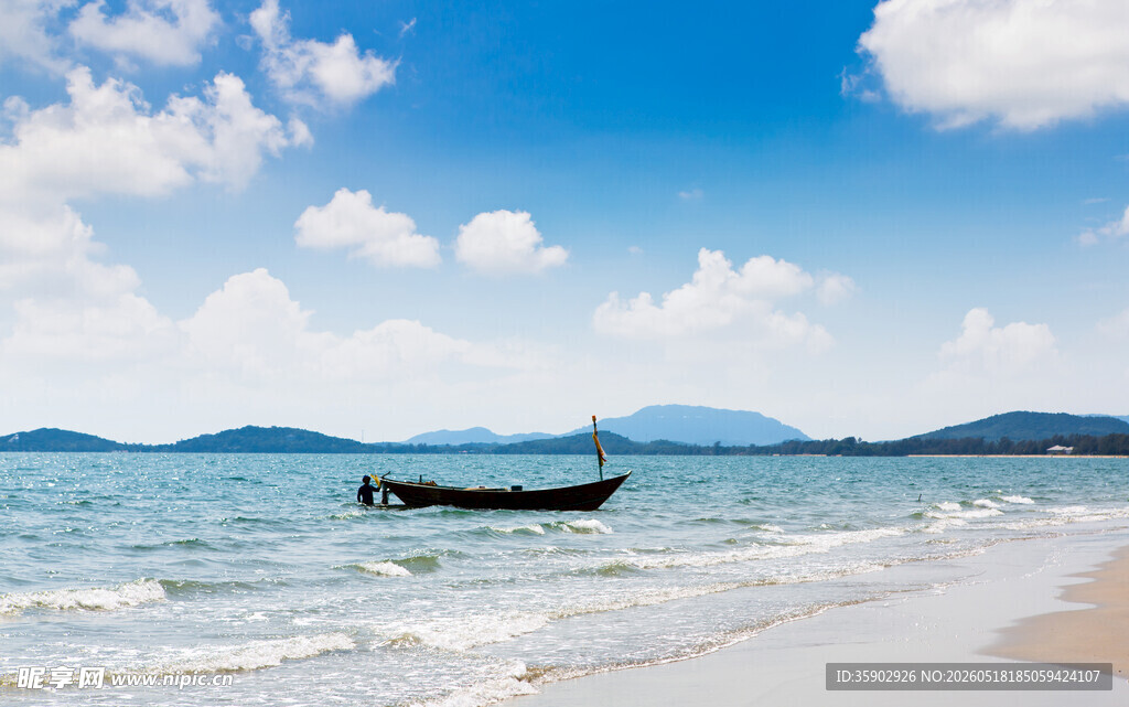 海边孤舟碧海蓝天美景