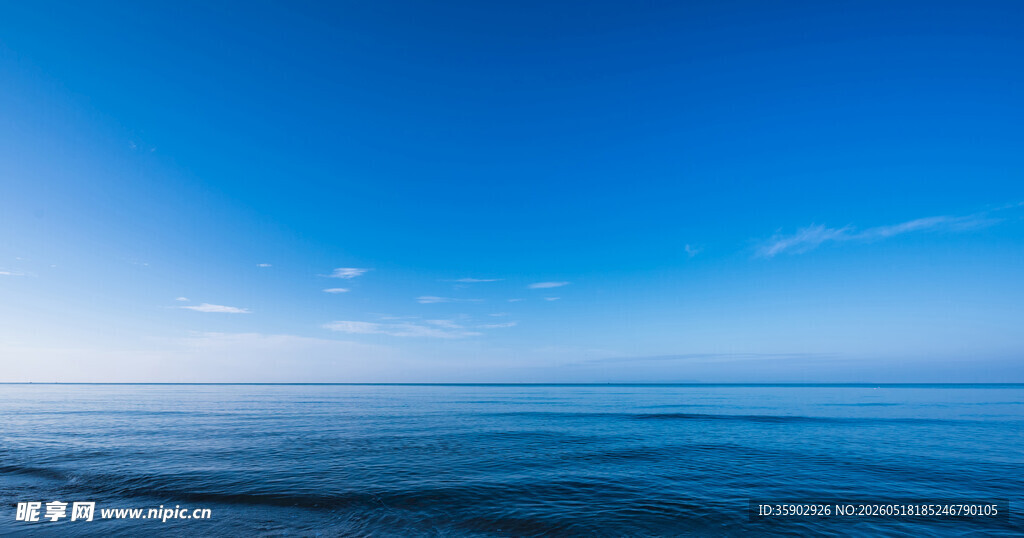 广阔蔚蓝海洋与晴朗天空
