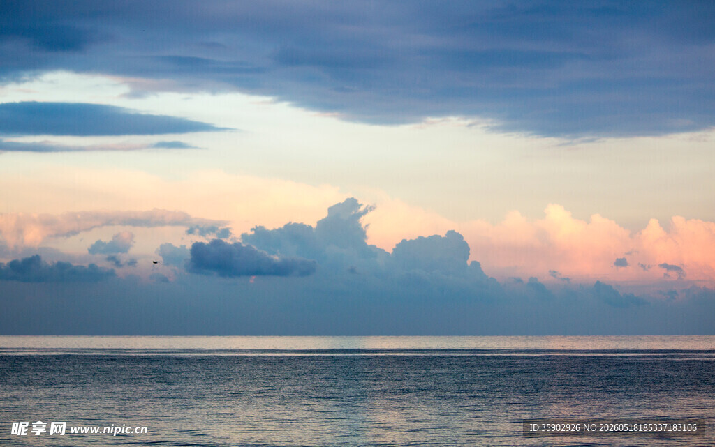 海边绚烂晚霞景色
