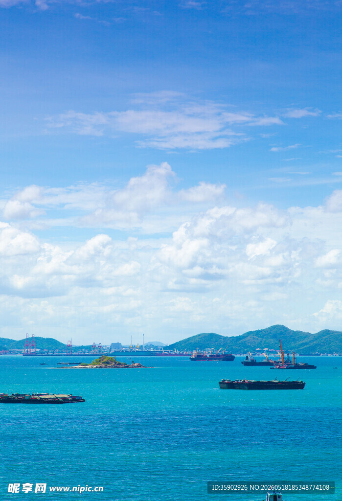 碧海蓝天中的海上船只