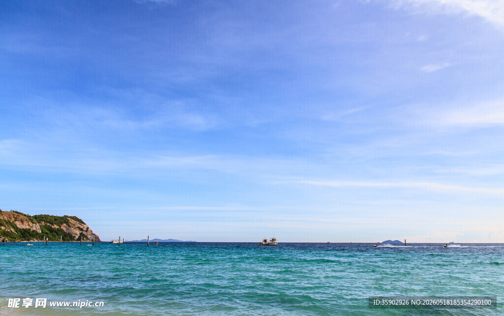 碧海蓝天的美丽海滨风光